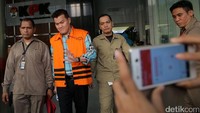 Andi Agustinus alias Andi Narogong berjalan usai diperiksa di gedung KPK, Jakarta, Senin (17/7/2017).