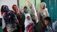 Para orang tua mengantarkan anaknya di hari pertama masuk sekolah di SDN Sukatani 1 Depok, Senin (17/7/2017).