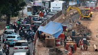 Para pengendara melalui kemacetan yang diakibatkan oleh proyek underpass Mampang Prapatan, Jakarta, Senin (17/7/2017).
