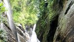 Terpesona dengan Air Terjun Terhimpit Tebing di Maros