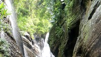  Air terjun di Sulawesi Selatan tak hanya dikenal adanya di Bantimurung, Kabupaten Maro dengan pusat habitat kupu-kupunya di Taman Nasional Bantimurung-Bulusaraung. Masih ada beberapa air terjun lain di Sulsel yang tidak kalah indahnya, seperti Air Terjun Maddenge (M Nur Abdurrahman/detikTravel)