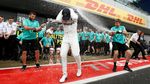 Hamilton di Silverstone: Menang, Selfie di Pagar, Lempar-Lempar Piala