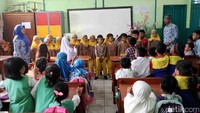 Para siswa memperkenalkan diri di hadapan siswa lainnya.