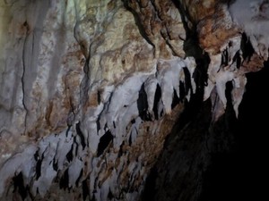 Indahnya Batu Susun di Gua Boki Moruru yang Simpan Kisah Legenda