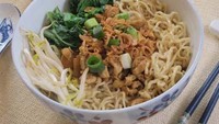 Racikan mie ayam Bangka gerobakan ini selalu bikin kangen. Meskipun isiannya hanya ayam, tauge dan sawai. Mie ini bisa dibikin dengan petunjuk resep ini. Foto: Detikfood