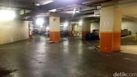 Saat melongok ke parkiran pun setali tiga uang, baik lokasi parkir motor maupun mobil, terlihat sangat lengang.