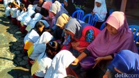Ratusan siswa membasuh kaki ayah dan ibunya di halaman sekolah.