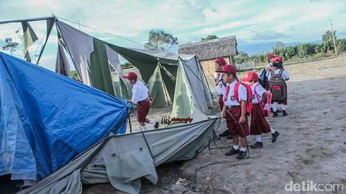 Tenda Pengungsian Rusak, Siswa SD di Karo Sumut Belajar di Lapangan