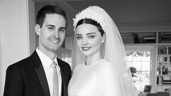 Pada November lalu, diumumkan bahwa Miranda tengah mengandung anak Evan. Miranda, Evan dan Flynn sedang menanti untuk menyambut anggota terbaru dari keluarga mereka, kata juru bicara. Flynn adalah anak Miranda dari pernikahan terdahulu dengan aktor Orlando Bloom. Foto: Dok. Vogue