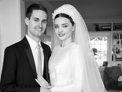 CEO Snapchat Tokcer, Supermodel Seksi Langsung Hamil