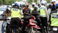 Razia dilakukan di Jalan DI Pandjaitan, Jakarta Timur, Senin (17/07/2017).