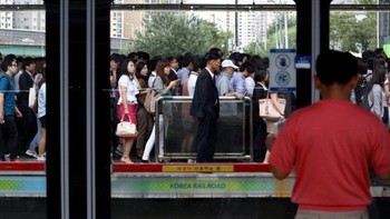 Ini adalah antrean menuju MRT di Korea Selatan. Foto: Getty Images