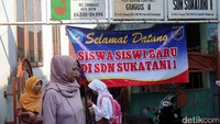 Beberapa orang tua keluar masuk gebang sekolah sambil menunggu jam pelajaran usai.