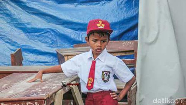 SIswa SD di Karo Sumut terpaksa belajar di lapangan di hari pertama sekolah ini.
