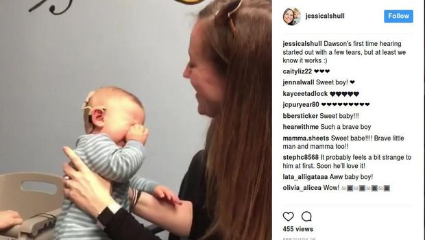 Bocah Ini Menangis Haru Begitu Dengar Suaranya Ibunya untuk Pertama Kali