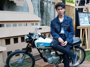 Iqbaal Suka Dengan Vespa Klasik