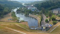 Bendungan ini juga berfungsi untuk pengendalian banjir di hilir Bendungan, sepanjang saluran Tarum Barat, saluran Tarum Timur dan saluran Tarum Utara seluas kurang lebih 20.000 ha, juga sebagai penghasil tenaga listrik (PLTA) yang sudah terpasang sebesar 187,5 megawatt dan fungsi pariwisata serta olahraga air. Dok. Kementerian PUPR.