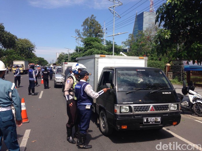 Razia Kendaraan di Frontage Road Ahmad Yani, Pengguna Jalan Kaget