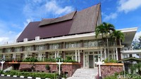 Bentuk atap istana menyerupai tiga gugusan yang dilapisi oleh atap sirap berbahan kayu besi atau disebut juga kayu ulin.