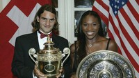 Roger Federer mengukir namanya sebagai juara Wimbledon pertama pada 2003. Bersamaan dengan Serena Williams yang sudah juara Wimbledon untuk kedua kalinya. (Alex Livesey/Getty Images)
