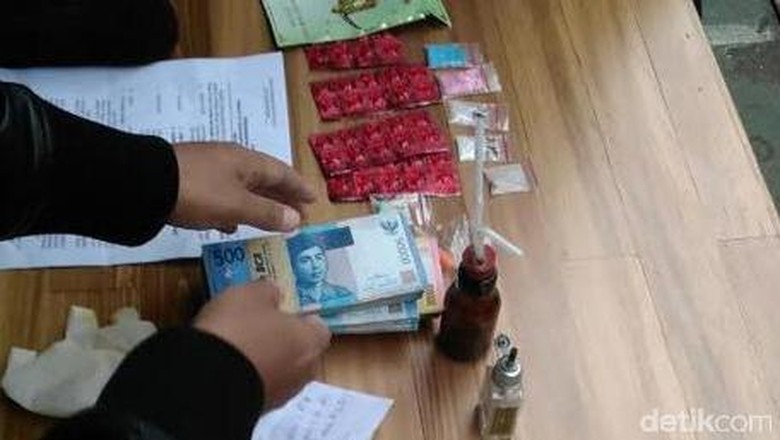 7 Artis Rekan Pretty Asmara Direhabilitasi di BNN 7 Artis Rekan Pretty Asmara Direhabilitasi di BNN
