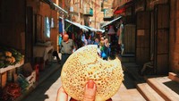 Sepintas, kue ini terlihat seperti Surabi. Tapi sebenarnya, ini adalah roti yang biasa dikonsumsi masyarakat dan dapat ditemukan di pasar yang berada di kota kuno As-Salt, Yordania. (Foto: Instagram Girl Eat World)