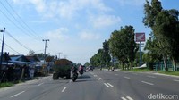 Sepanjang pinggir jalan kota pun masih belum ditemui banyak pembangunan yang masif.