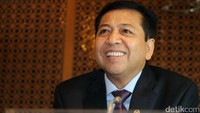 Novanto tersenyum di sela-sela memberikan keterangan pers terkait penetapan tersangka kepada dirinya.