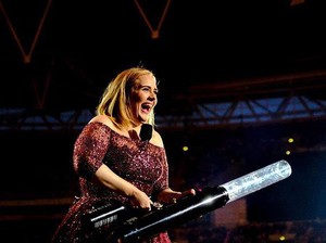 Video Menggilanya Adele saat Nonton Beyonce di Televisi