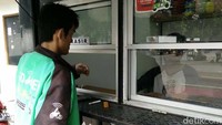 Untuk memboyong seloyang martabak kekinian ala Markobar pun cukup variatif. Mulai dari Rp 40-100 ribu per loyangnya. Harga setiap menu martabak pun tergantung dari kombinasi toping yang diinginkan.