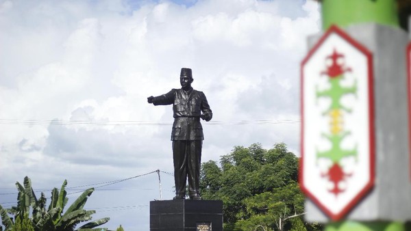Berjarak tak jauh dari Monumen Tugu Soekarno dapat ditemui patung sang bapak bangsa yang berdiri tegak degan pose menunjuk monumen (Noval Dwhinuari Antony/ detikcom)