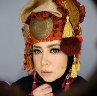 Foto: Gaya Hijab Nyentrik Melly Goeslaw Pakai Pom-pom & Headpiece