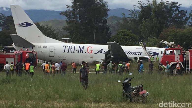 Penampakan Pesawat Boeing Tri MG Asia yang Tergelincir di Wamena Penampakan Pesawat Boeing Tri MG Asia yang Tergelincir di Wamena