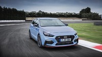 Meski tenaganya cukup besar, Hyundai i30 N terbilang masih praktis. Mobil ini tetap menawarkan kursi yang layak untuk tiga orang di baris belakang serta bagasi besar. Foto: Pool (Motor1)