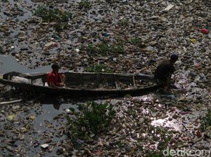 Foto: Horor Sampah Sungai Citarum