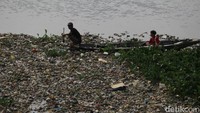 Sampah plastik, botol, barang-barang bekas, limbah rumah warga, masih berserakan, menggunduk terbawa aliran Sungai Citarum yang melambat.
