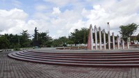 Terlepas dari pemikiran Soekarno, tugu tersebut juga jadi tempat berkumpul wisatawan lokal untuk sekedar nongkrong, menikmati pemandangan sekitar dan berfoto-foto. Lokasinya tidak jauh dari pusat Kota Palangkaraya dan bersebelahan langsung dengan Taman Pasuk Kameluh (Noval Dwhinuari Antony/ detikcom)