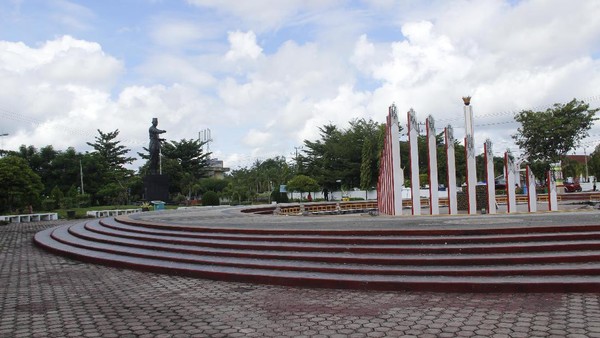 Terlepas dari pemikiran Soekarno, tugu tersebut juga jadi tempat berkumpul wisatawan lokal untuk sekedar nongkrong, menikmati pemandangan sekitar dan berfoto-foto. Lokasinya tidak jauh dari pusat Kota Palangkaraya dan bersebelahan langsung dengan Taman Pasuk Kameluh (Noval Dwhinuari Antony/ detikcom) Terlepas dari pemikiran Soekarno, tugu tersebut juga jadi tempat berkumpul wisatawan lokal untuk sekedar nongkrong, menikmati pemandangan sekitar dan berfoto-foto. Lokasinya tidak jauh dari pusat Kota Palangkaraya dan bersebelahan langsung dengan Taman Pasuk Kameluh (Noval Dwhinuari Antony/ detikcom)