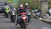 Bukan cuma di sungai, di pinggiran jalan dekat sungai Citarum juga banyak sampah berserakan. Warga yang melewati jalan tersebut terganggu. Bau busuk sampah merebak ke mana-mana.