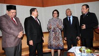 Sri Mulyani berbincang dengan Fahri Hamzah, Fadil Zon, Agus Hermanto, dan Taufik Kurniawan sebelum rapat paripurna.