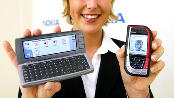 Nokia juga mengeluarkan ponsel canggih seri Communicator yang sangat bergengsi kala itu, ditujukan buat pebisnis. Foto: Getty Images
