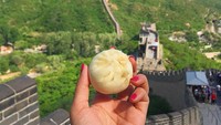 Sebuah bakpao, di foto saat berada di Tembok Besar China atau The Great Wall of China. Bagaimana menurut kalian? (Foto: Instagram Girl Eat World).