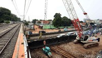 Khusus jalur KA Stasiun Jatinegara ke Stasiun Manggarai akan dibuat jalur layang (elevated) yang diperuntukkan untuk KA jarak jauh dan jalur di bawah untuk Commuter Line.