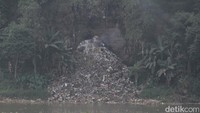 Limbah cair yang dibuang sembarangan oleh pabrik industri pun membuat sungai tercemar.