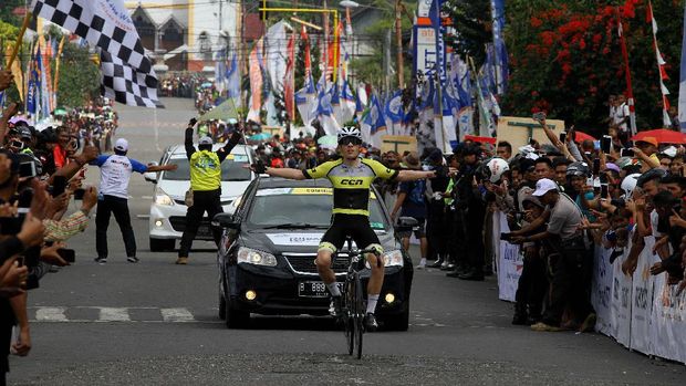 Pembalap Inggris, Daniel Whitehouse, dari CCN Cycling Team (Laos) menguasai etape kelima Tour de Flores (TdF) 2017