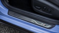 Dilihat dari tampilannya, Hyundai i30 N ini tampak lebih ceper dibanding i30 standar. Mobil ini hadir dengan nuansa warna Performance Blue yang mirip seperti mobil hyundai di ajang balap World Rally Championship (WRC). Spoiler belakang membantu meningkatkan downforce mobil, dan ventilasi besar membantu meningkatkan pendinginan. Foto: Pool (Motor1)