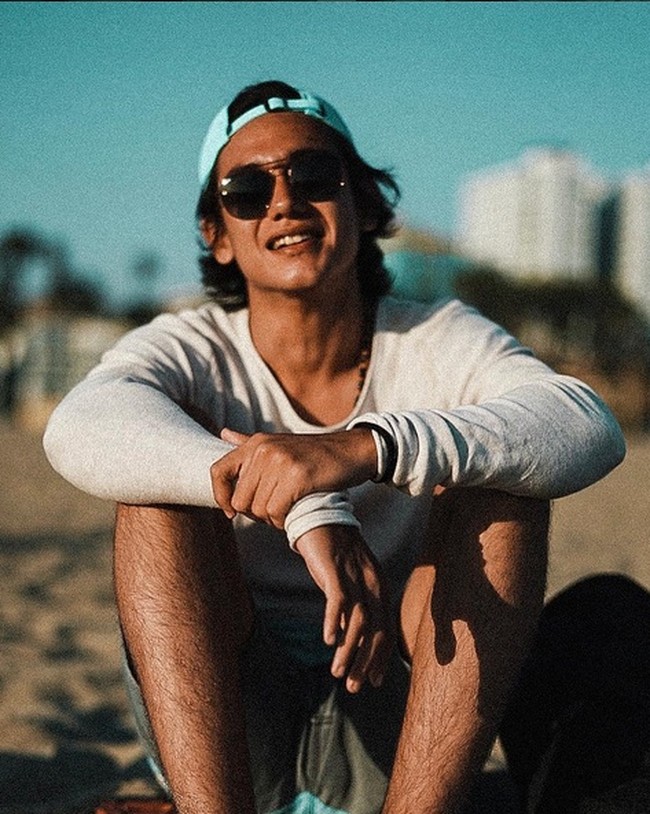 Gaya cool Adipati terlihat dari gaya kesehariannya yang ada di Instagramnya.  Foto: Dok. Instagram/adipati