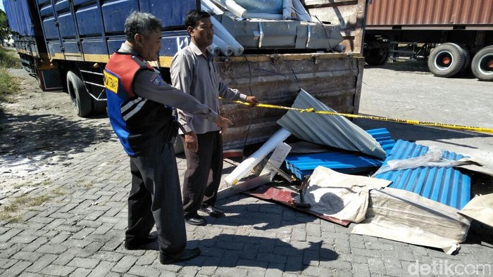 Kasihan, Kenek Truk ini Tewas akibat Tertimpa Seng Gelombang