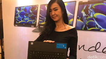 Lantaran bazelnya yang tipis, membuat notebook XPS ini punya dimensi yang sama dengan notebook ukuran 11 inch. (Foto: detikINET/Adi Fida Rahman)