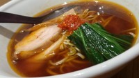 Ippudo punya Spicy Chicken Ramen dan Tokyo Shoyu Chicken Ramen. Pembuatan kaldunya dari tulang ayam yang direbus selama 10 jam di atas api kecil.